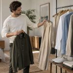 Selección de camisas, pantalones y prendas de punto para hombre