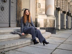 Cómo combinar un pantalón gris